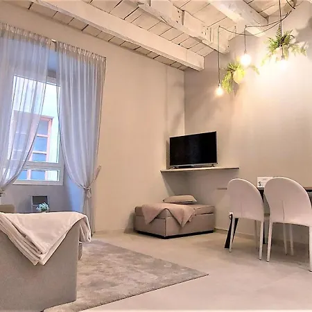 Petronilla House 008055-lt-1202