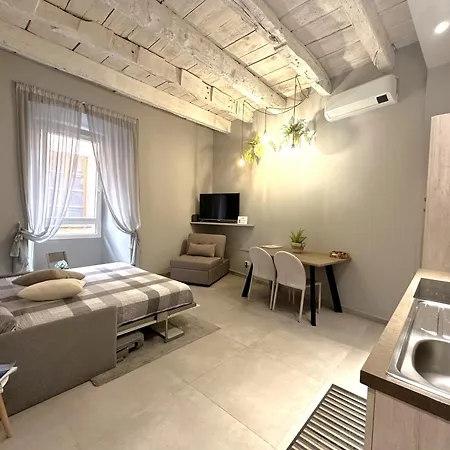 Petronilla House 008055-lt-1202